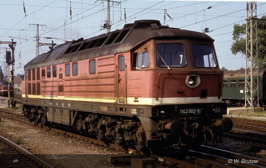 Arnold HN2600S - N Diesellokomotive 142 002-5 sechsachsige in roter Farbgebung mit grauem Dach,DR,Ep.IV, mit DCC-Sounddecoder