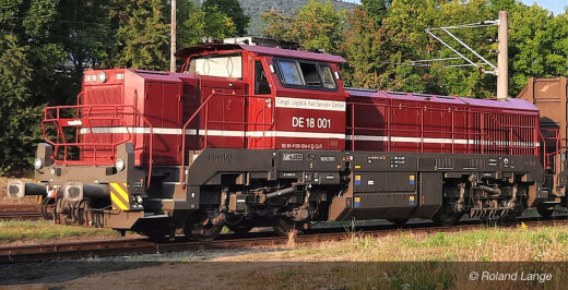 Arnold HN9057S - TT Cargo Logistik Rail Service, Diesellokomotive DE 18 001, in roter Farbgebung, Ep. VI, mit DCC-Sounddecoder