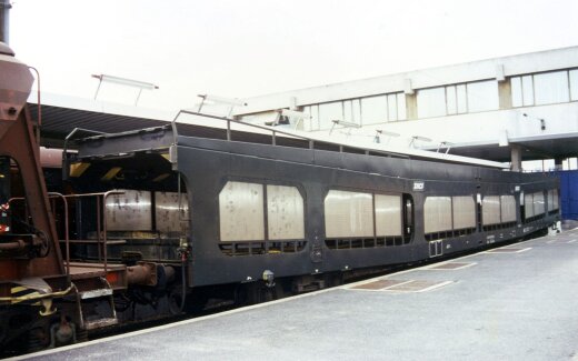 Jouef HJ4209 - H0 SNCF, Autotransportwagen DD DEV 66, gr&uuml;n mit wei&szlig;em &bdquo;Encadr&eacute;&ldquo;-Logo, mit semitransparenten Schutzpanelen, Ep. IV-V